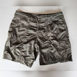 The North Face Women's VNTG Olive Army Green Cargo Shorts Sz 4.